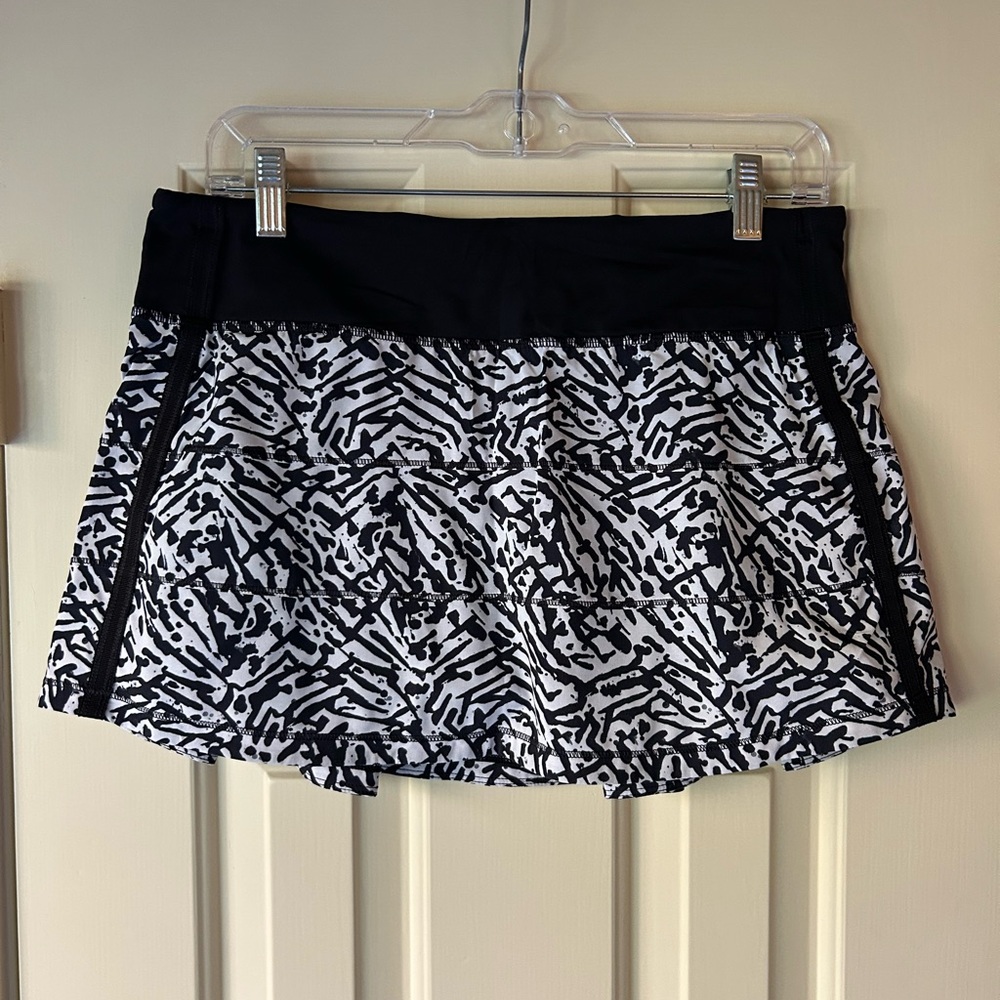 Lululemon Black and White Patterned Skirt